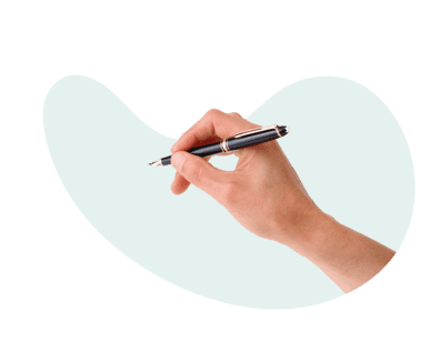 Человеческая рука держит ручку, чтобы подписаться на получение финансовых новостей на портале comperia.ru