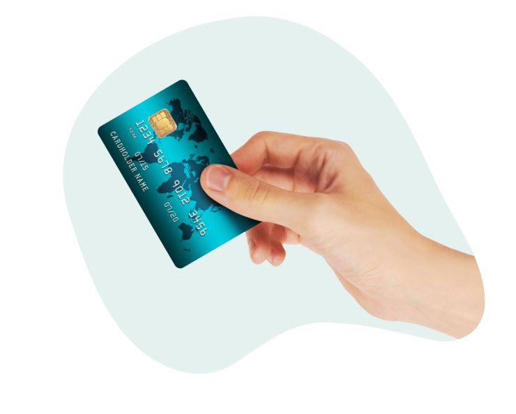 В мужской руке банковская карта, на которую может быть перечислена сумма одобренного займа на карту
