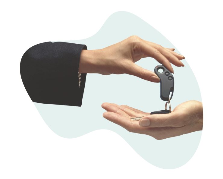 Женская рука кладет в ладонь другого человека ключ от автомобиля, для которого был получен займ на авто