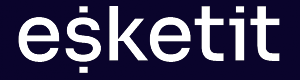 Логотип Esketit.com маленькими белыми буквами в черном прямоугольнике, над и под буквой S расположена точка