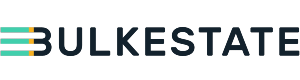 Логотип Bulkestate.com большими черными буквами, а от буквы B спереди отходят три линии сине-желтого цвета