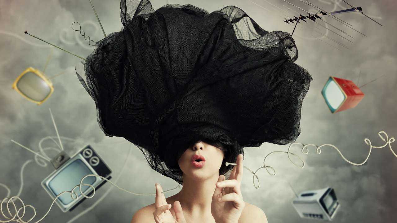 Девушка с черной, пышной вуалью на голове, а вокруг летают предметы, которые влияют на ее разум, применяя психологию рекламы