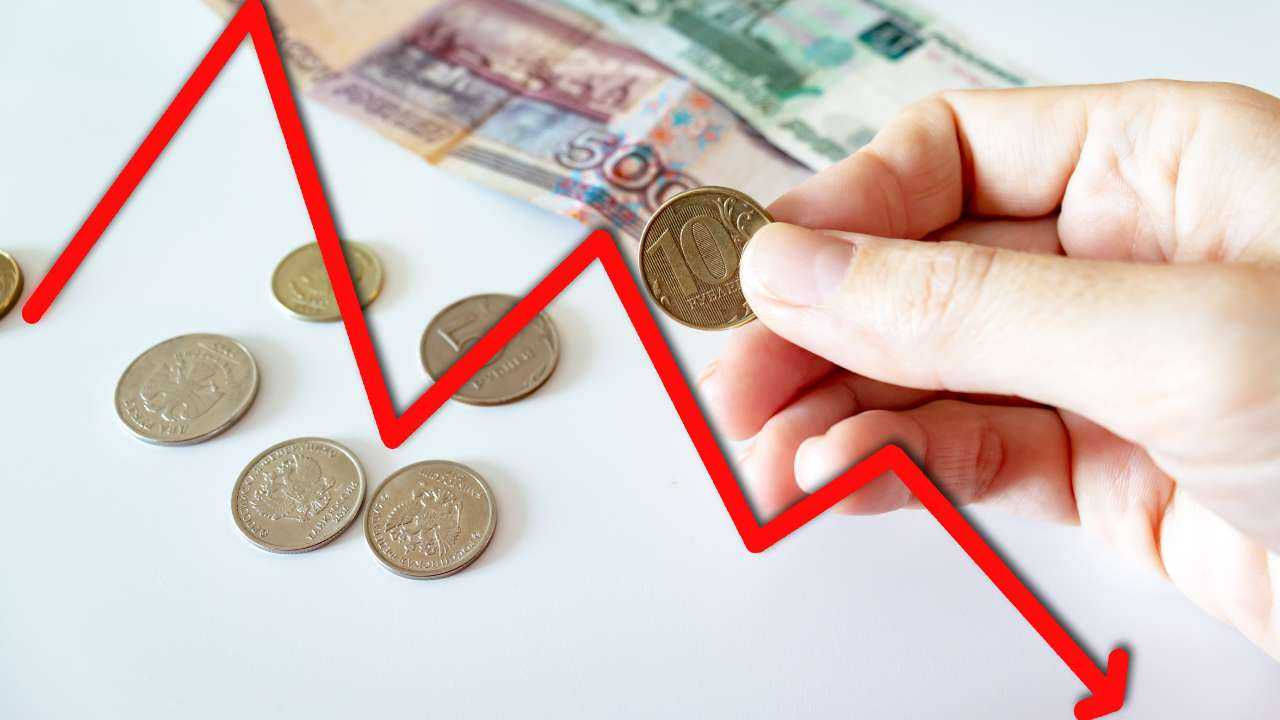 Изображение красной линии графика упадка стоимости денег на фоне рублей, которые подвержены инфляции и девальвации