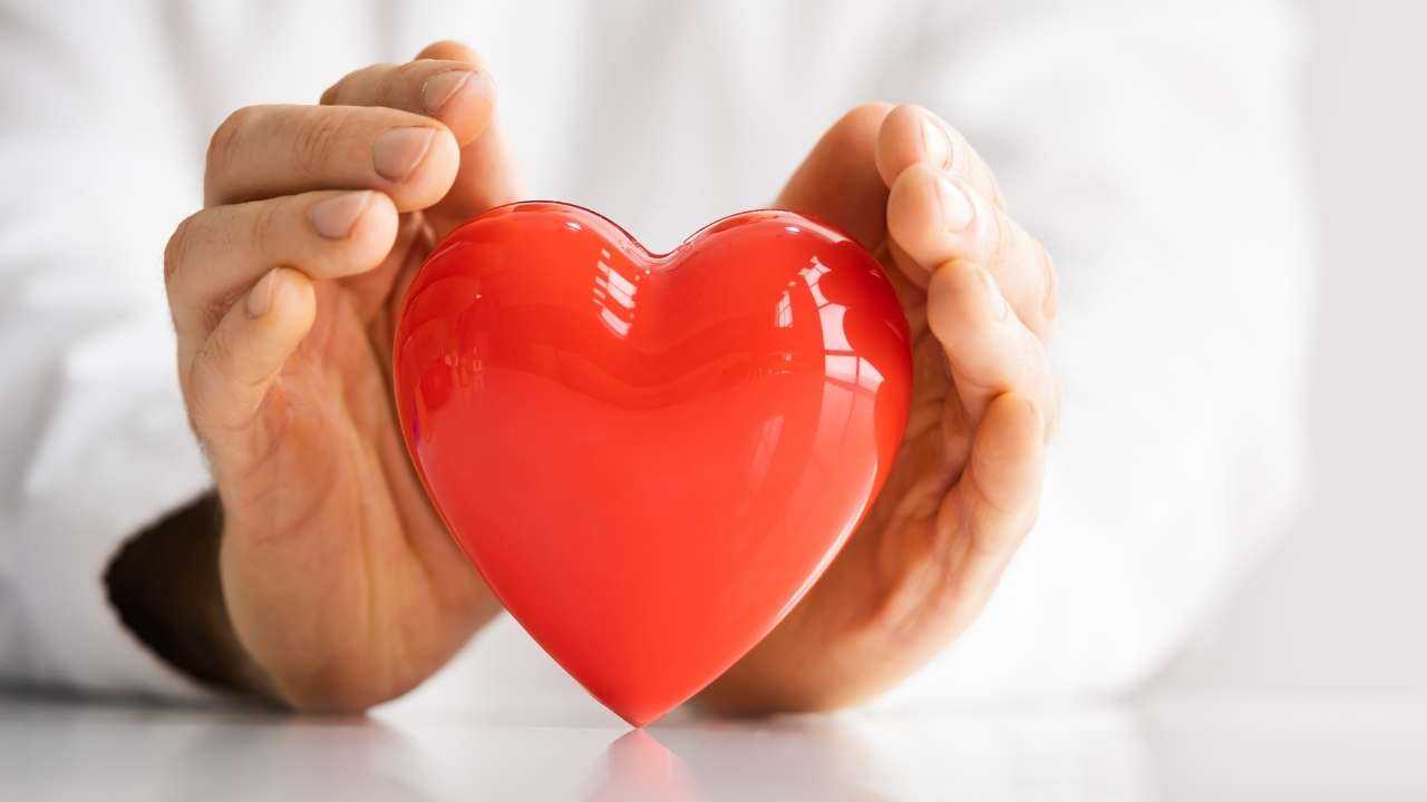 Между двух ладоней большое стеклянное сердце – защите себя при помощи страхования жизни и здоровья